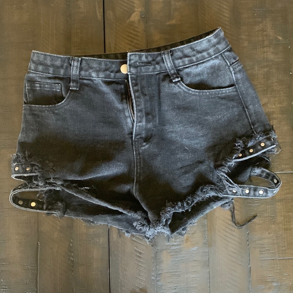 FASHION NOVA CUTOFF JEAN SHORTS